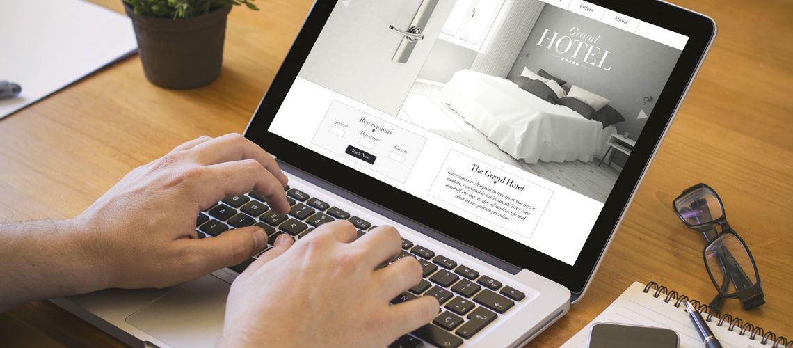 Ein Laptop zeigt die Website eines Hotels im Online-Marketing für Hotels