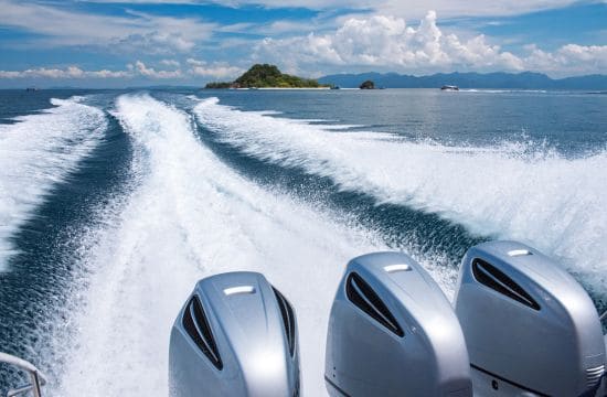 Die Wellen hinter dem Motor eines Speedboats symbolisieren die Schubkraft der Optimierung von Inhalten durch einen LLMO-Freelancer.