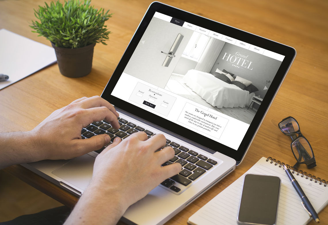 Ein Laptop zeigt die Website eines Hotels im Online-Marketing für Hotels