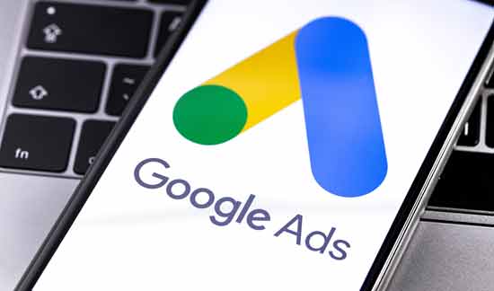 Ein Smartphone zeigt die App Google Ads