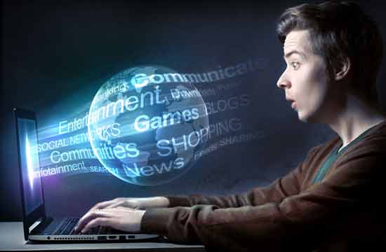Ein Websitebesucher blickt gebannt auf seinen Laptop