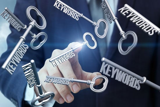 Ein SEO-Texter drückt auf einen vor ihm schweben Schlüssel mit Einkerbung in Form des Wortes Keywords.