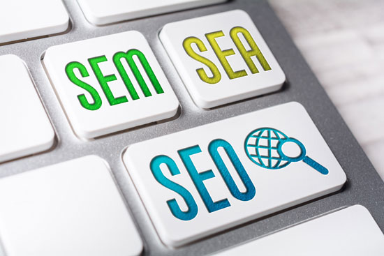 Suchmaschinenmarketing: KMU sollten SEO und SEA kombinieren. Eine Computertastatur mit den Tasten SEM, SEO, SEA symbolisiert die Zusammengehörigkeit dieser drei Begriffe.